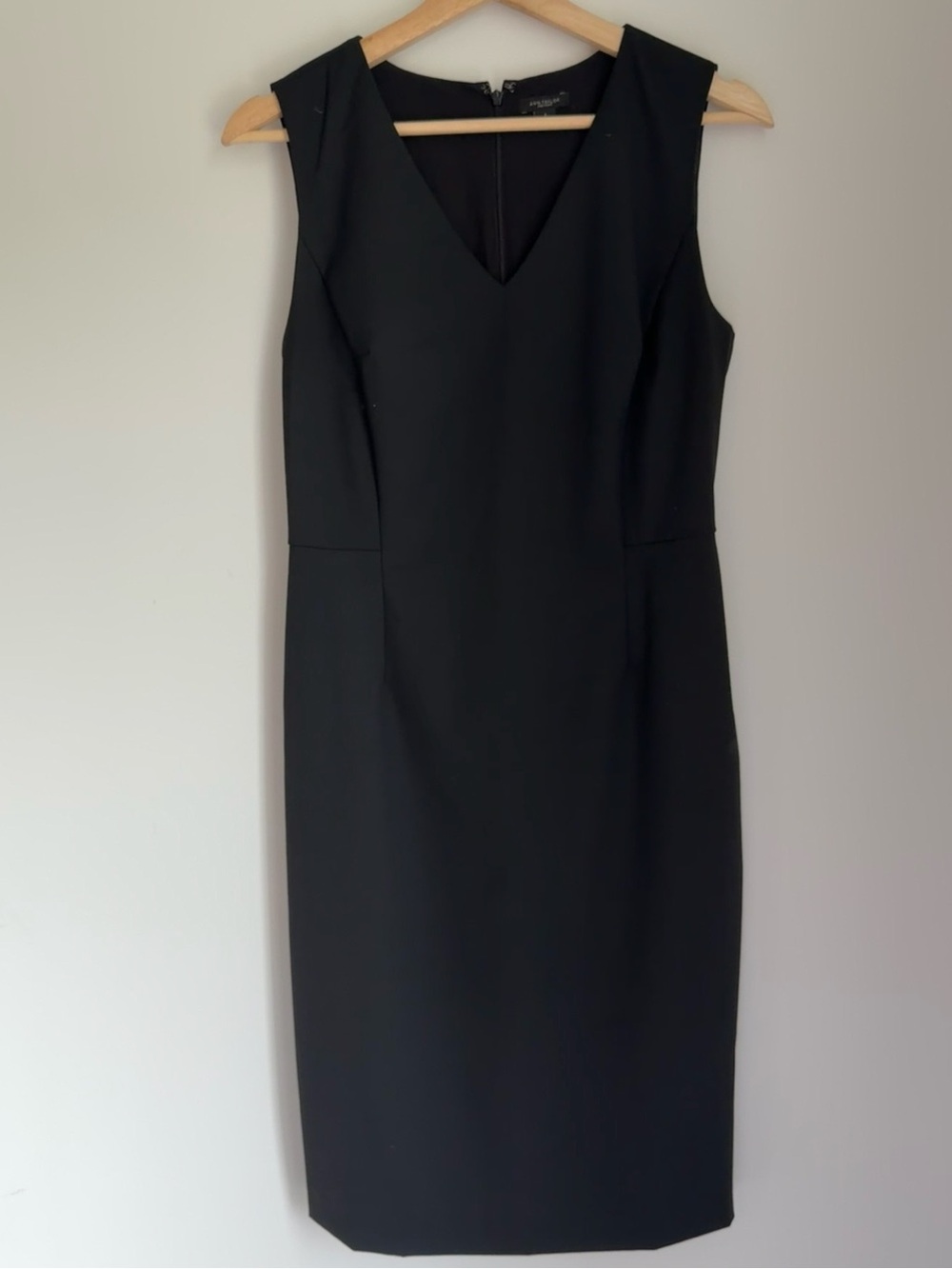 Ann Taylor Black Sleeveless V-Neck Sheath Dress – Classic Workwear size 2